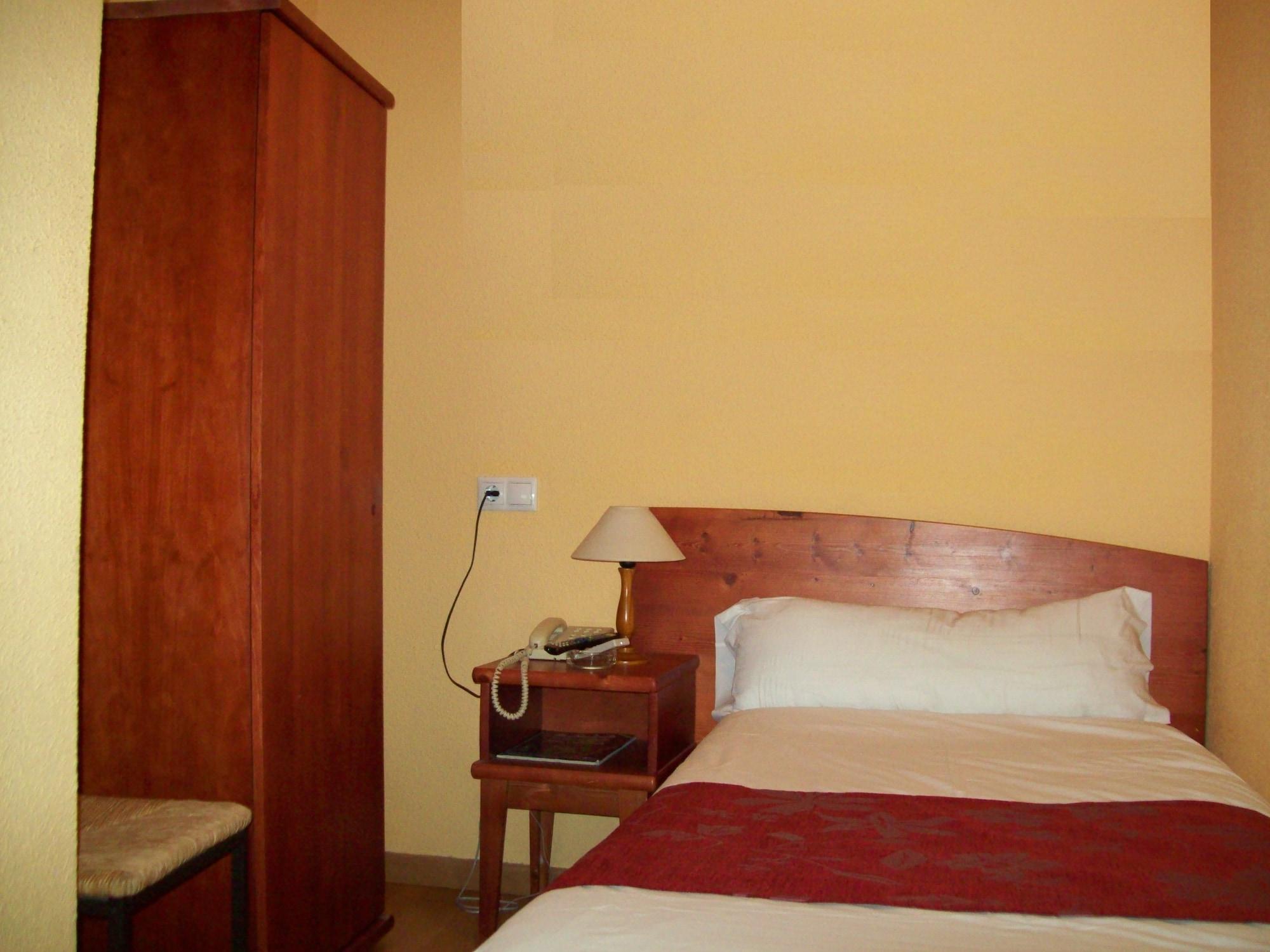 Hostal Restaurante Puerta Del Alcazar Ávila Екстериор снимка