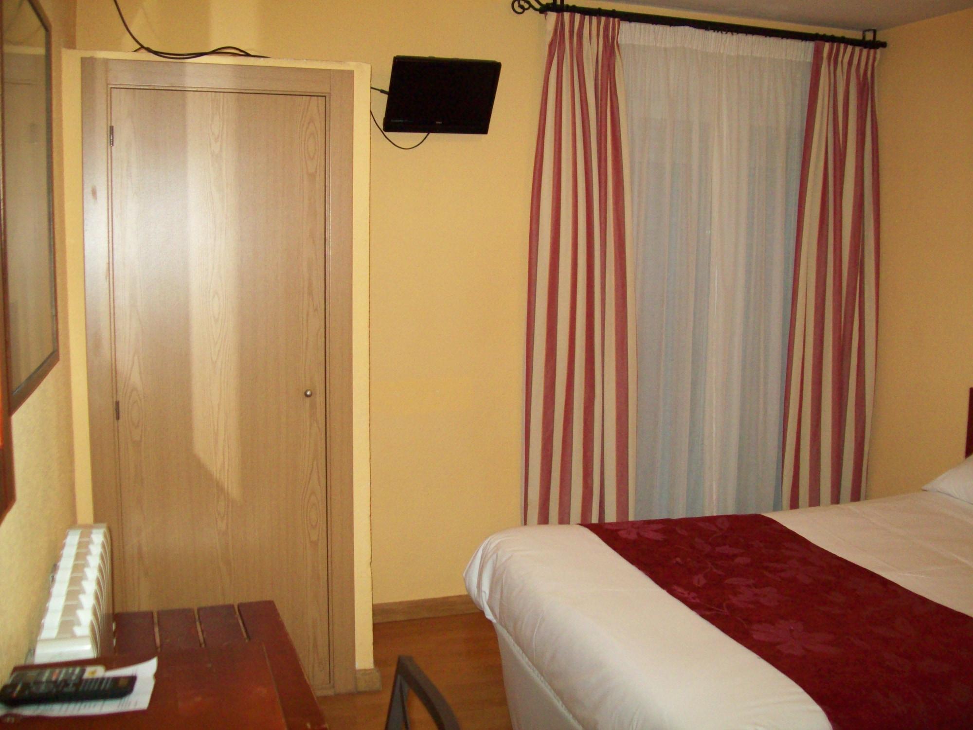 Hostal Restaurante Puerta Del Alcazar Ávila Екстериор снимка