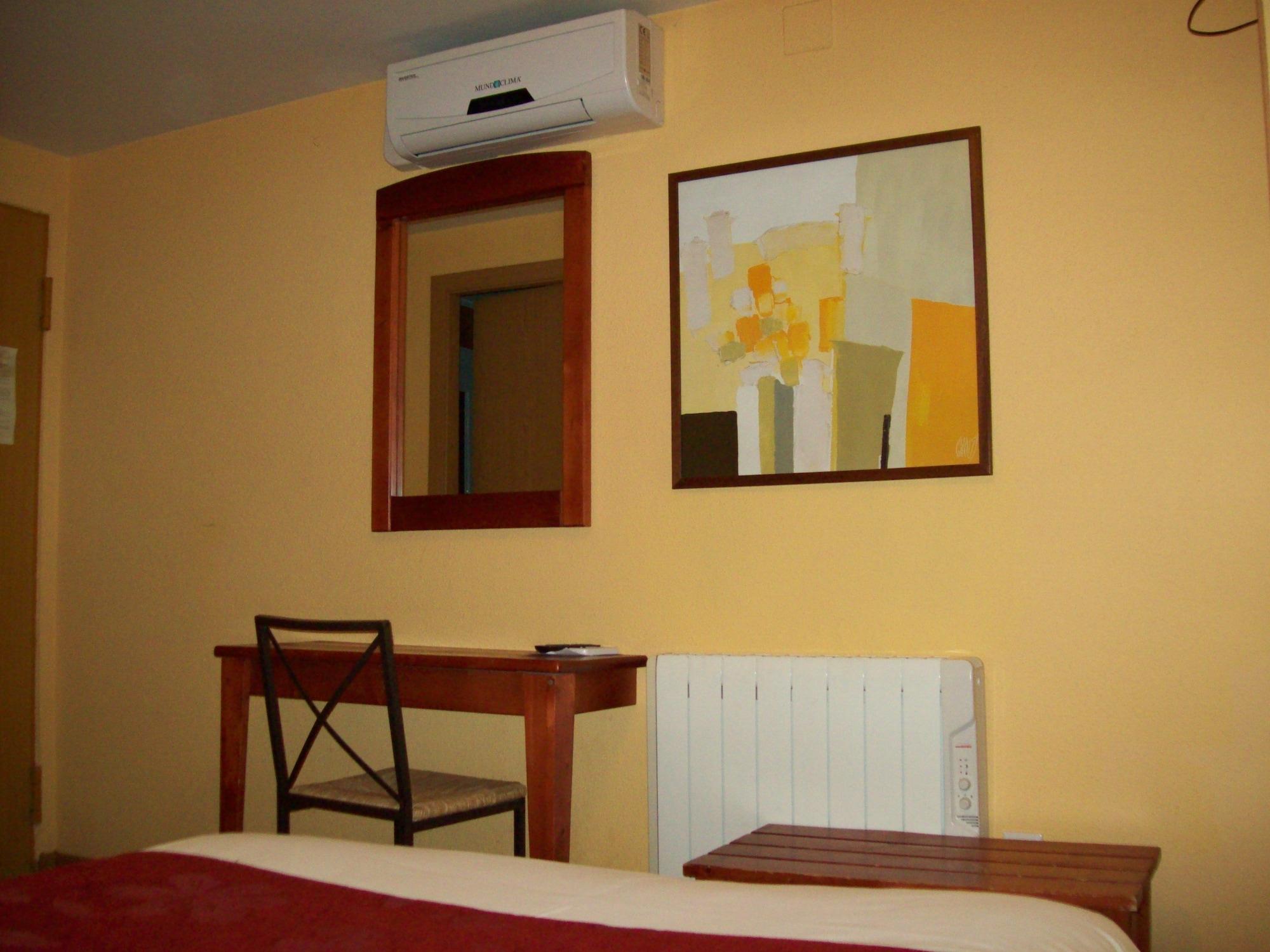 Hostal Restaurante Puerta Del Alcazar Ávila Екстериор снимка