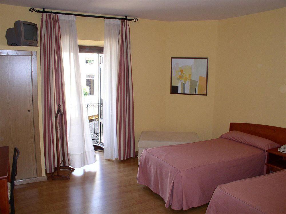 Hostal Restaurante Puerta Del Alcazar Ávila Екстериор снимка